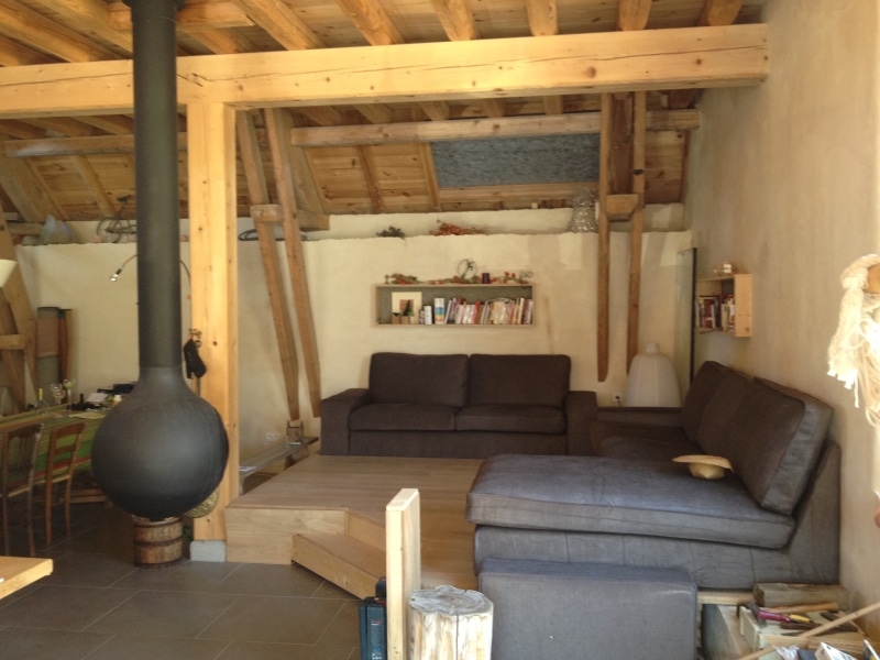Création de mezzanine et rénovation de charpente avec poutres équarries et plancher apparent - Intradosse