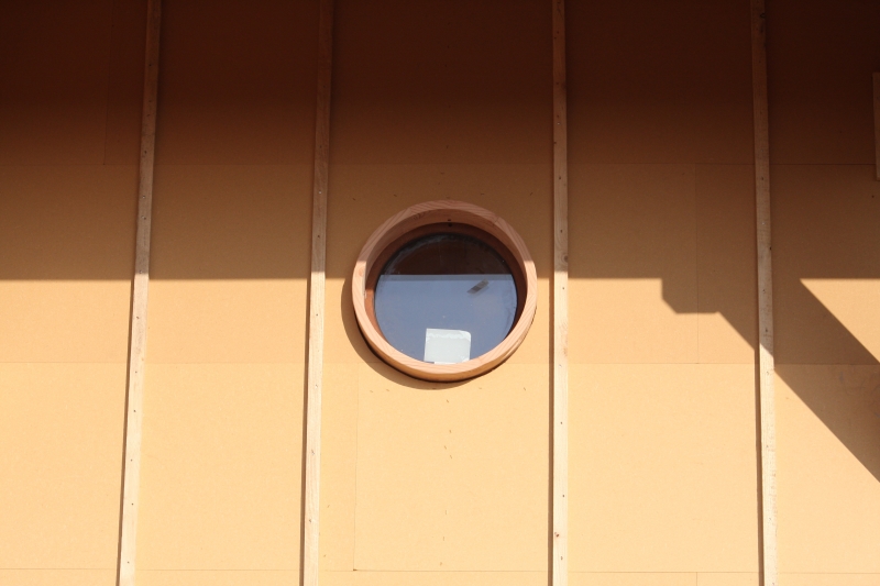 Fenêtre ronde dans maison ossature bois