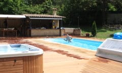 Terrasse en bois autour de piscine