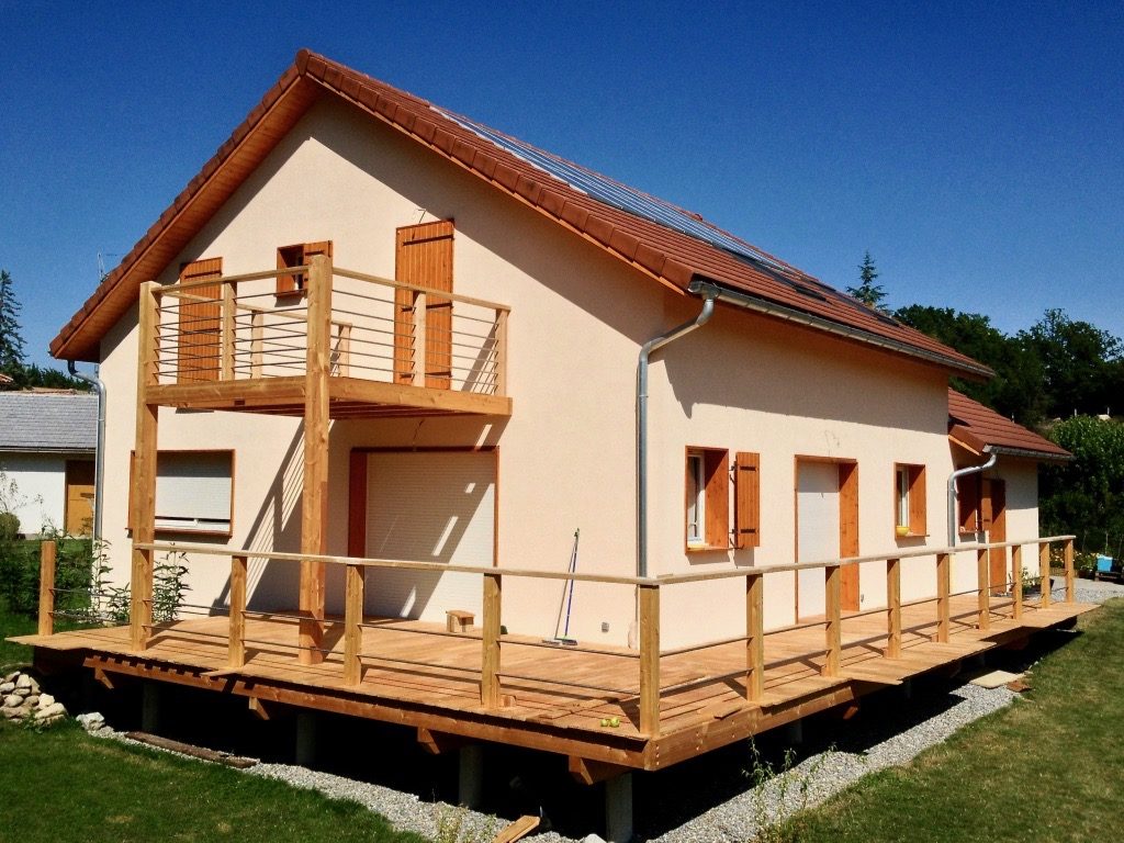 Maison ossature bois - finition crépis - volet et terrasse en bois - Neffes