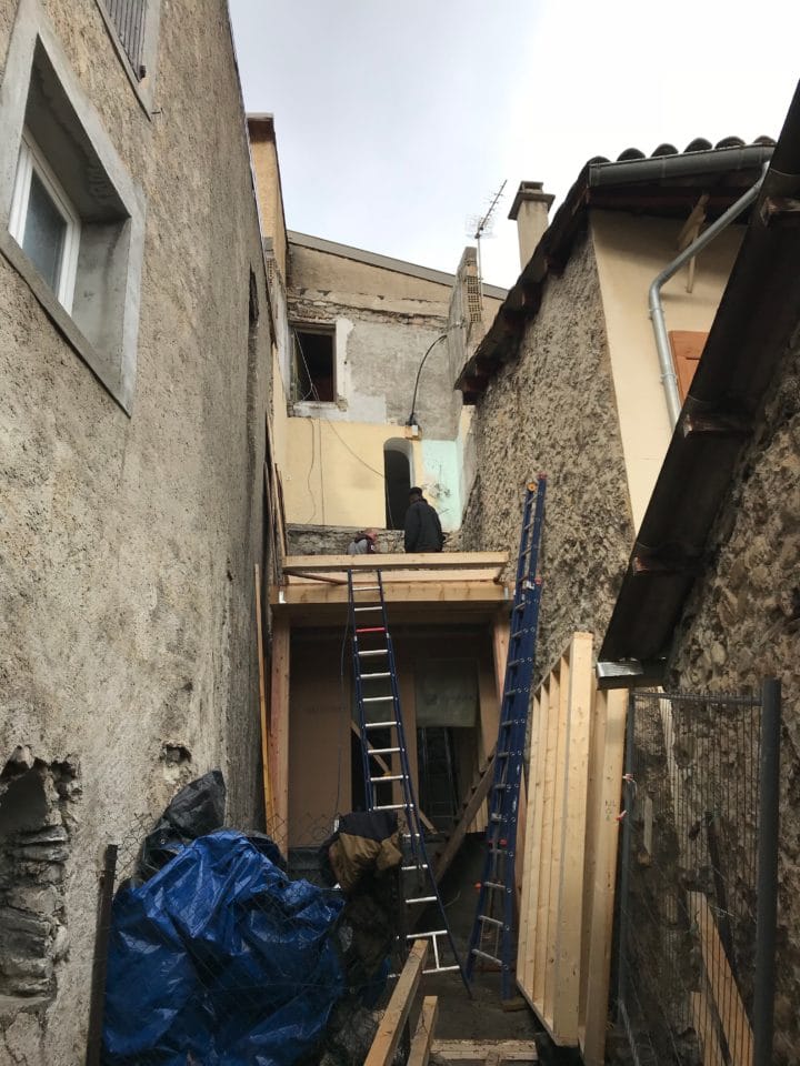 Début de chantier d'une extension de maison étroite sur 4 niveaux dans un village Haut-Alpin