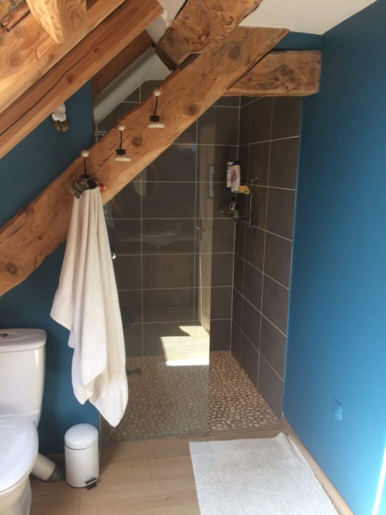 Intérieur d'une maison pierre et ossature bois