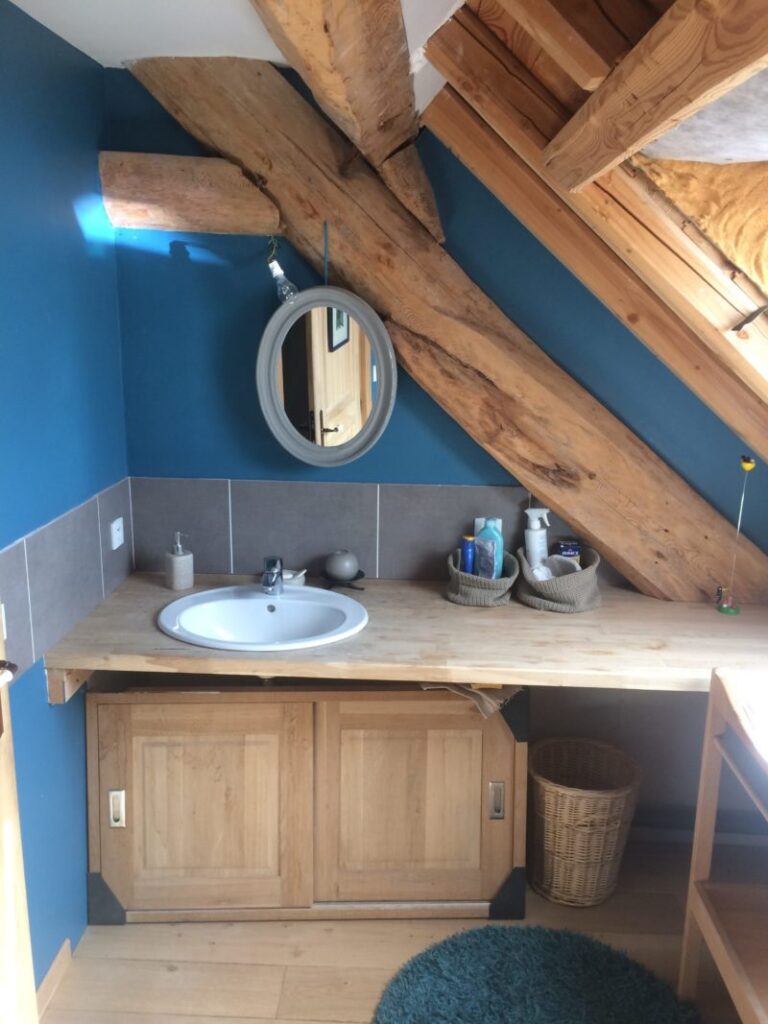 Intérieur d'une maison ossature bois - salle de bain - Intradosse