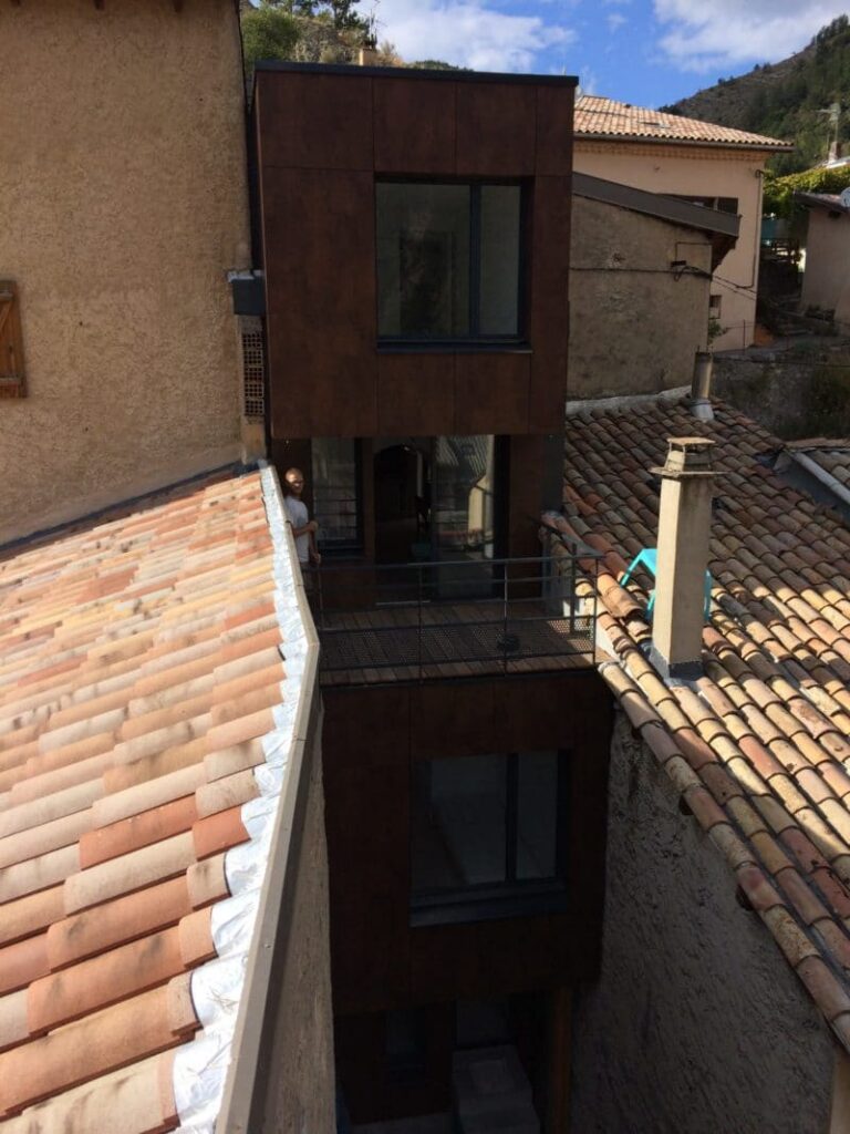 Place aux finitions après la construction de l'extension en ossature bois sur quatre niveaux d'une maison de village à Veynes