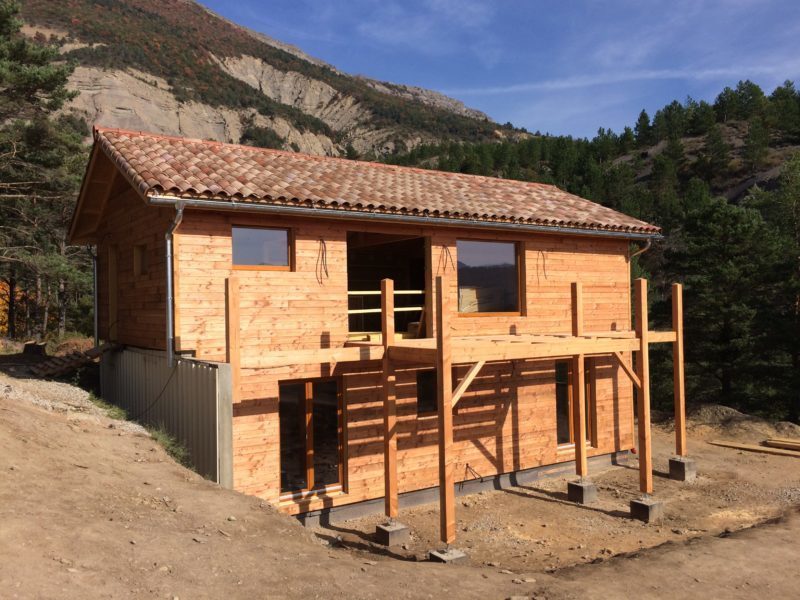 Fin de construction d'une maison sur deux niveaux à Aspres