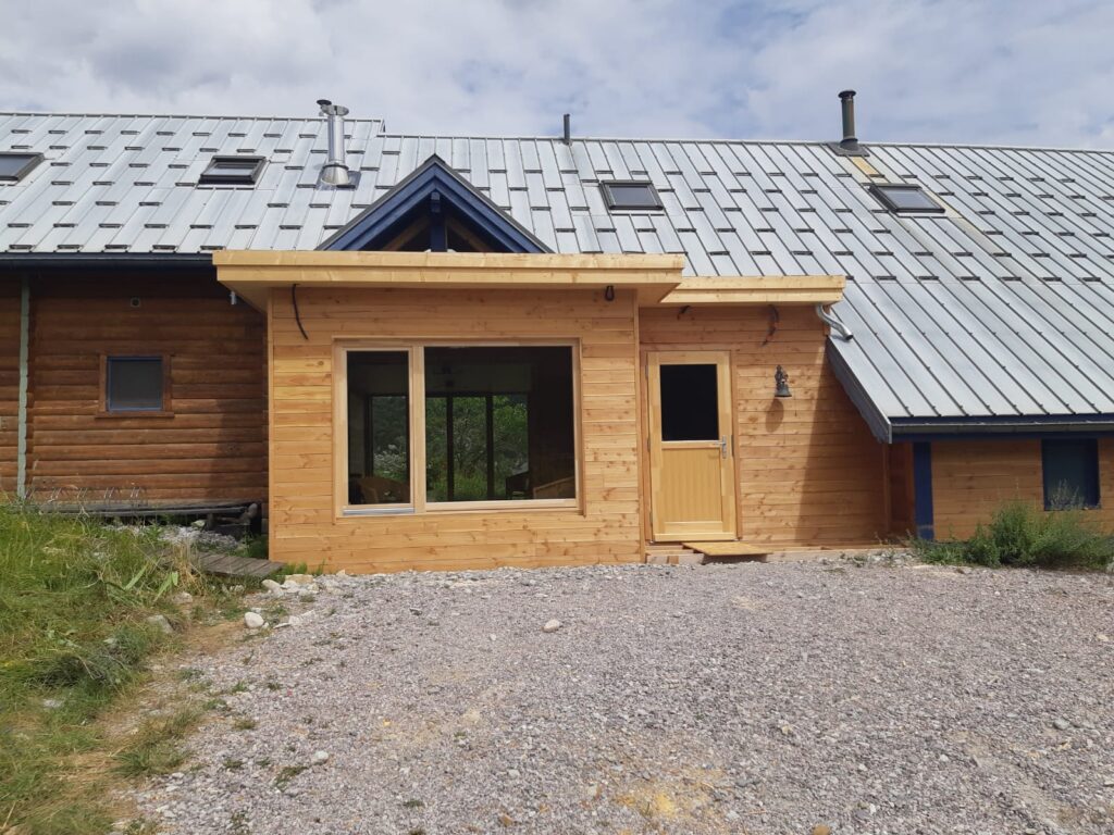 Extension en toiture plate et bardage en douglas