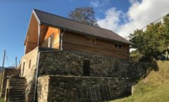 Sur élévation d'une vieille maison en pierre avec une ossature bois à Montmaur