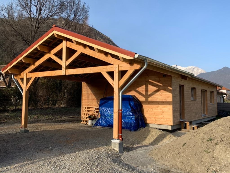 Maison en ossature bois, abri voiture et bardage en douglas et