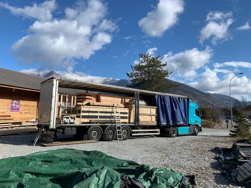 Chargement de la yourte ossature bois dans le camion