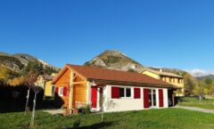 Maison en ossature bois avec terrasse couverte et abri voiture