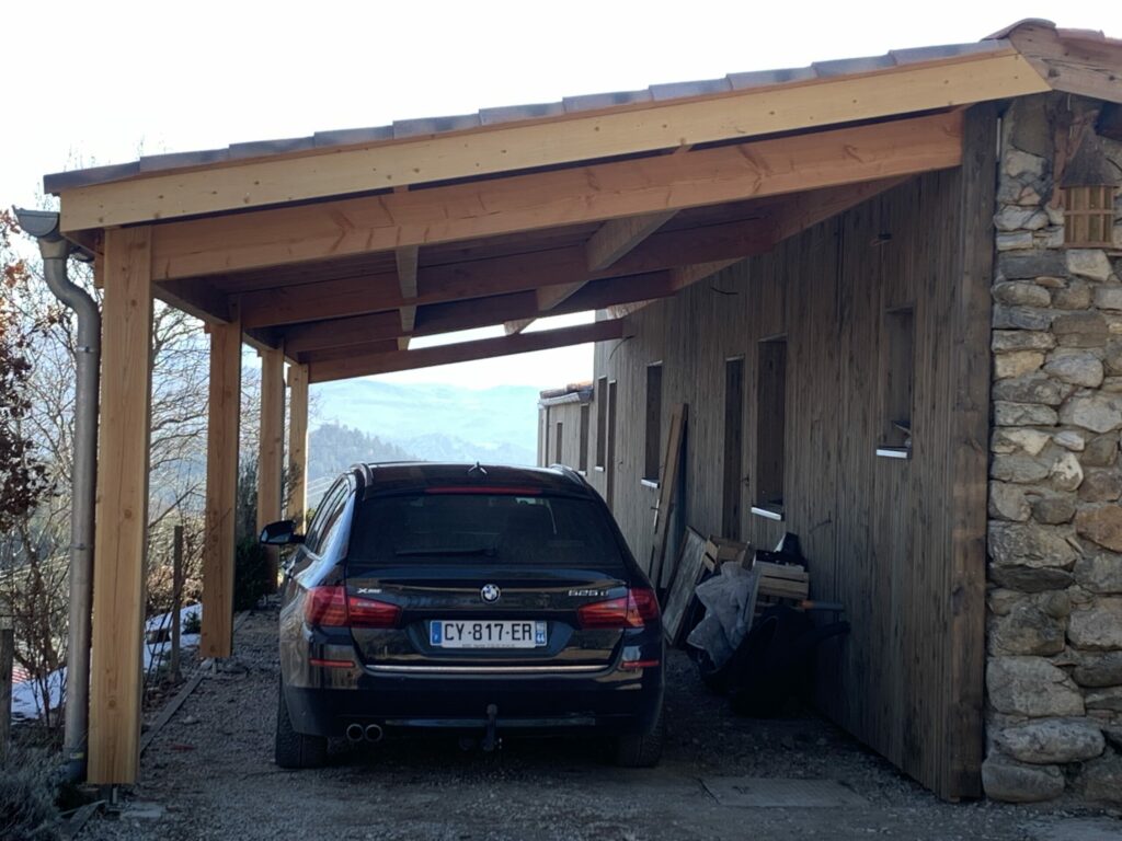 Abri voiture en Douglas et isolation et bardage en clair voie sur maison en pierre