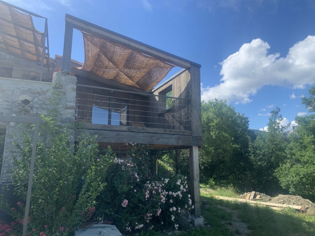 Extension en ossature bois bardé en clair voie douglas imprégnation gris