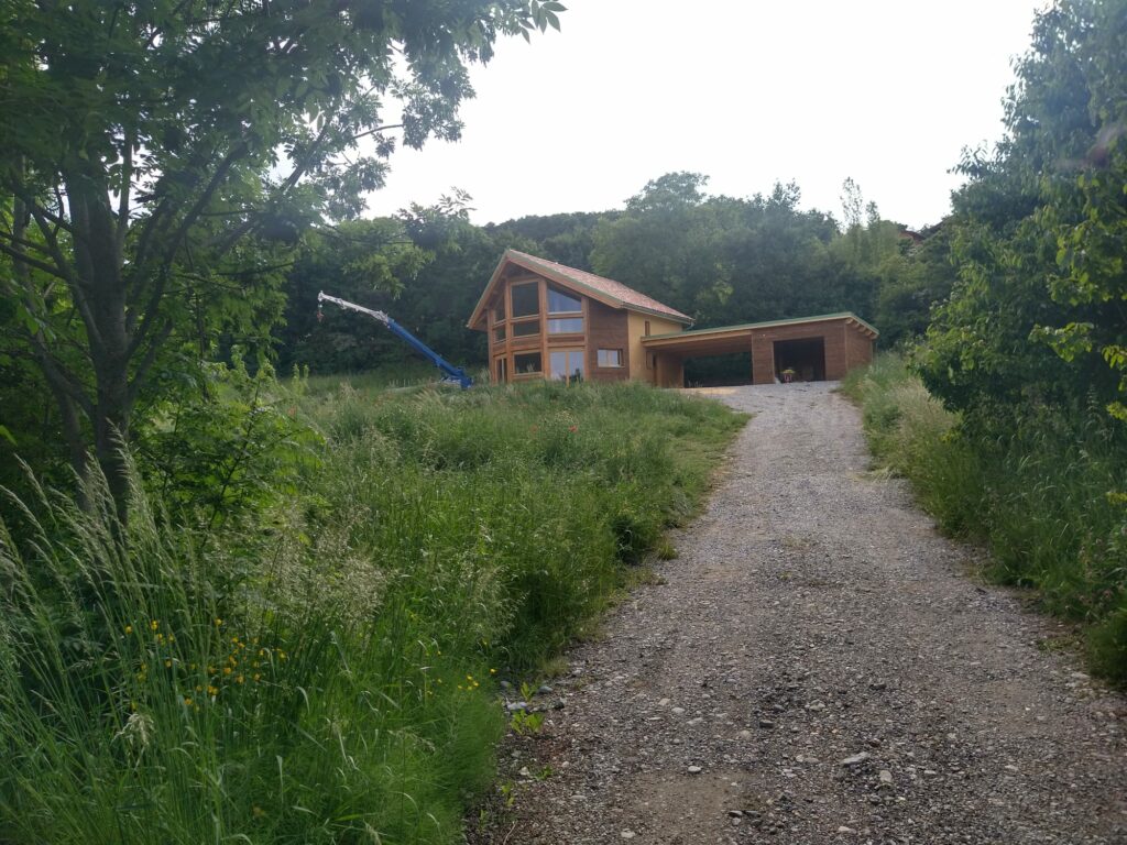 maison ossature bois avec garage et abri voiture annexé - Intradosse