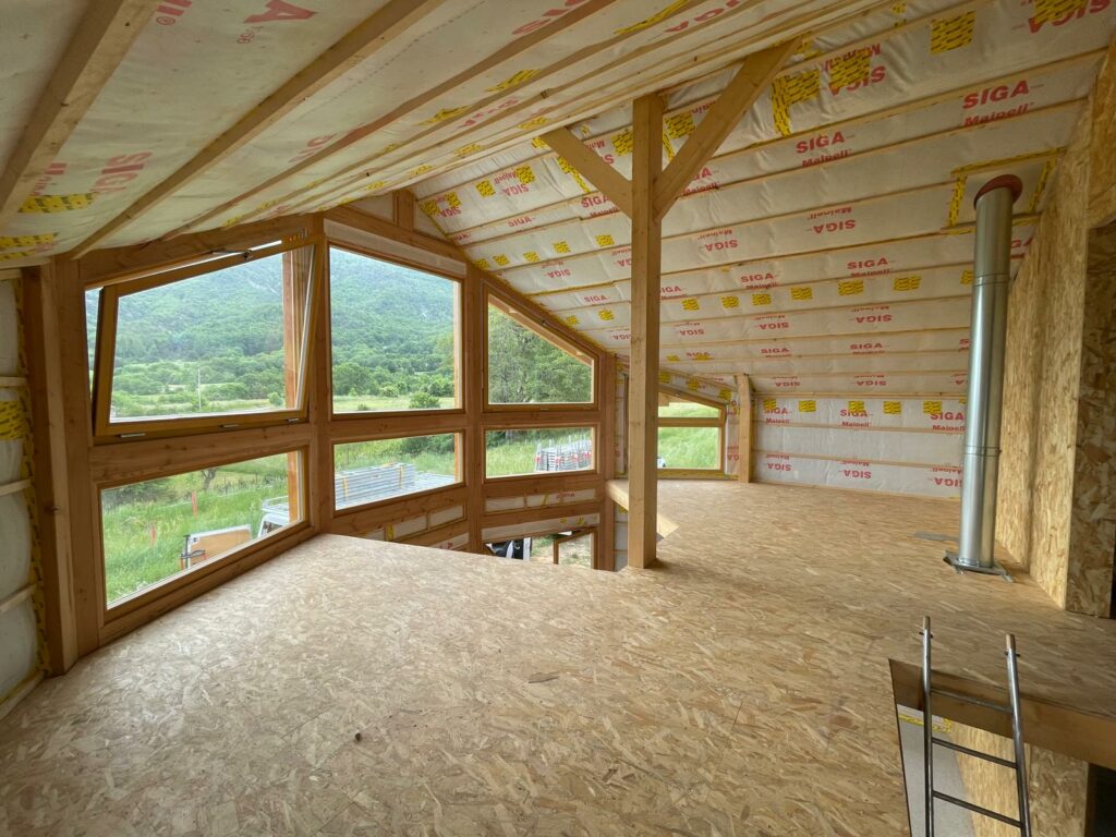 Mur rideau  sur une maison ossature bois : structure en douglas et menuiseries Bildau