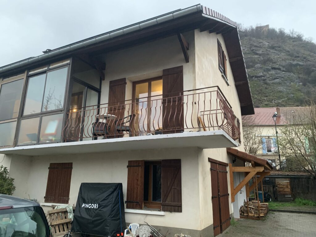 Extension de terrasse en douglas avec balustrade en tubes inox - Intradosse - Hautes-Alpes Gap