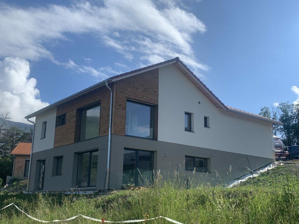 Maison en ossature bois bardage en douglas, mélange de crépis - Abri voiture en douglas - Intradosse Hautes-Alpes