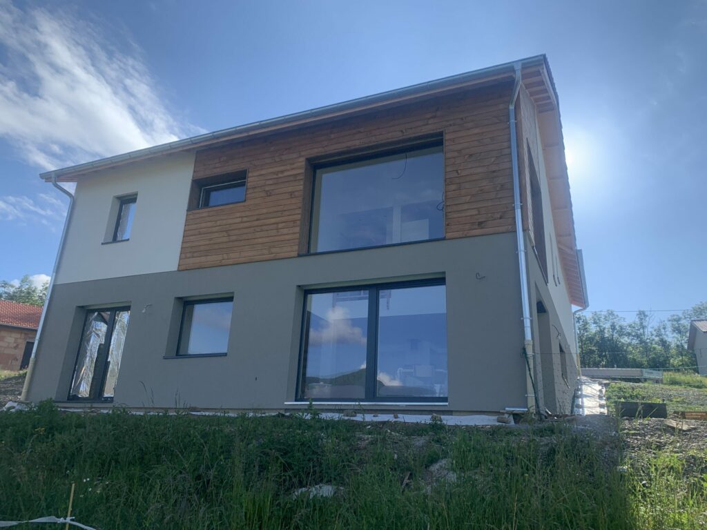 Maison en ossature bois bardage en douglas, mélange de crépis - Abri voiture en douglas - Intradosse Hautes-Alpes
