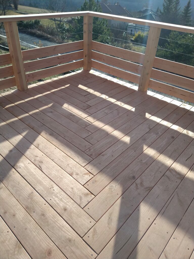 Terrasse en Douglas, balustrade en tube inox et planches en douglas