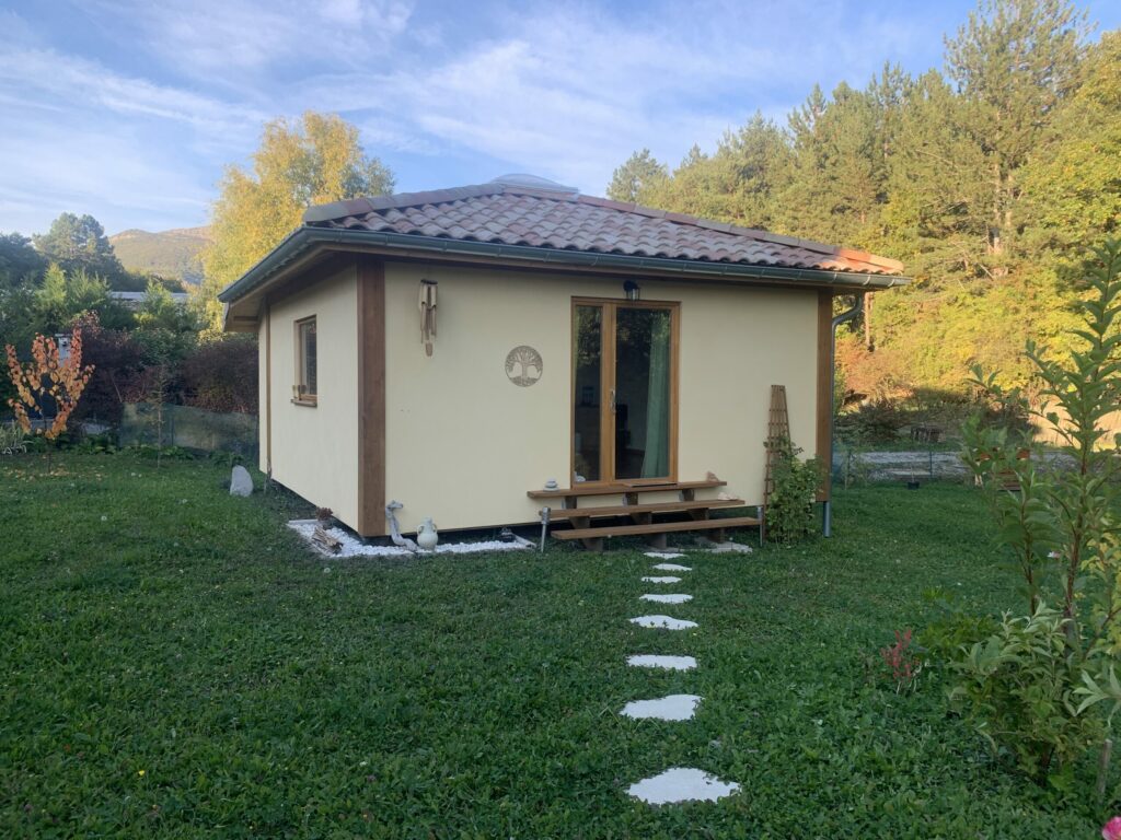 Yourte carrée en ossature bois 
Intradosse Hautes-Alpes