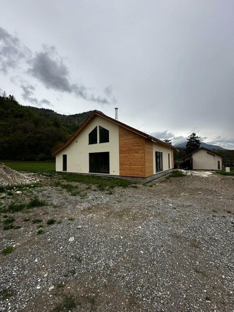 Maison en ossature bois avec une isolation performante en fibre de bois - La Roche des Arnauds