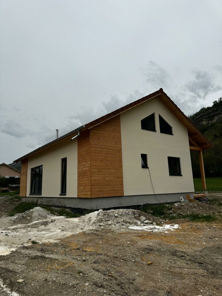 Maison en ossature bois avec une isolation performante en fibre de bois - La Roche des Arnauds