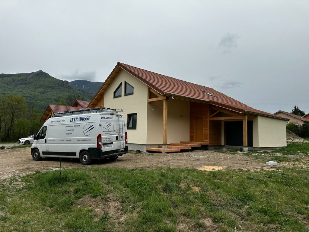 Maison en ossature bois avec une isolation performante en fibre de bois - La Roche des Arnauds