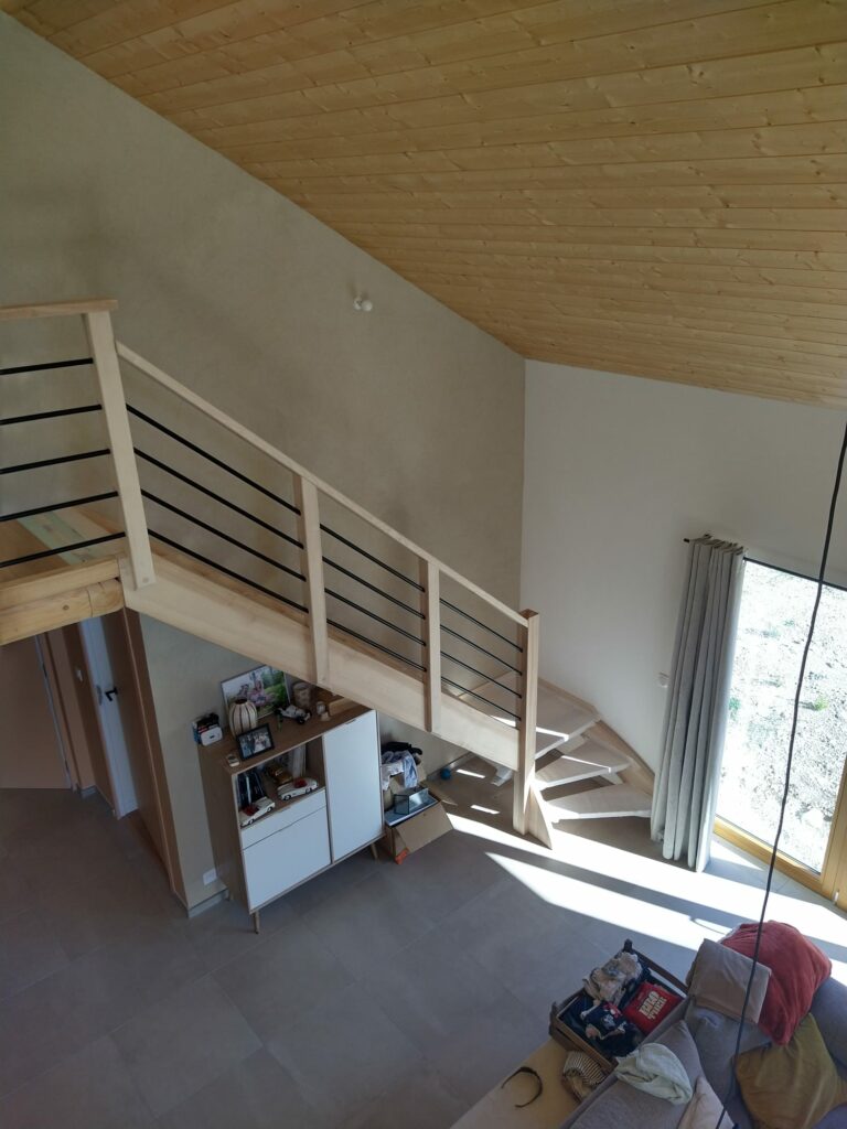 Escalier en frêne sur mesure + balustrade en tube acier