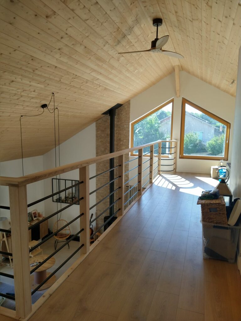 Escalier en frêne sur mesure + balustrade en tube acier