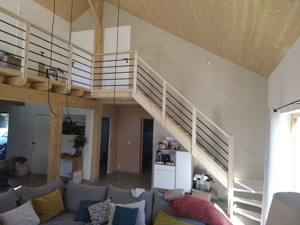Escalier en frêne sur mesure + balustrade en tube acier